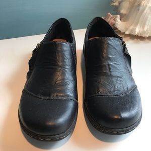 Clark’s Femmes Slip On or Zip Shoes
